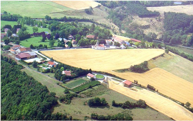 Bègues (Allier) : rempart et entrée de l'oppidum laténien. Photo D. Lallemand